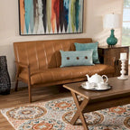 Bank van beige kunstleer en walnotenhout